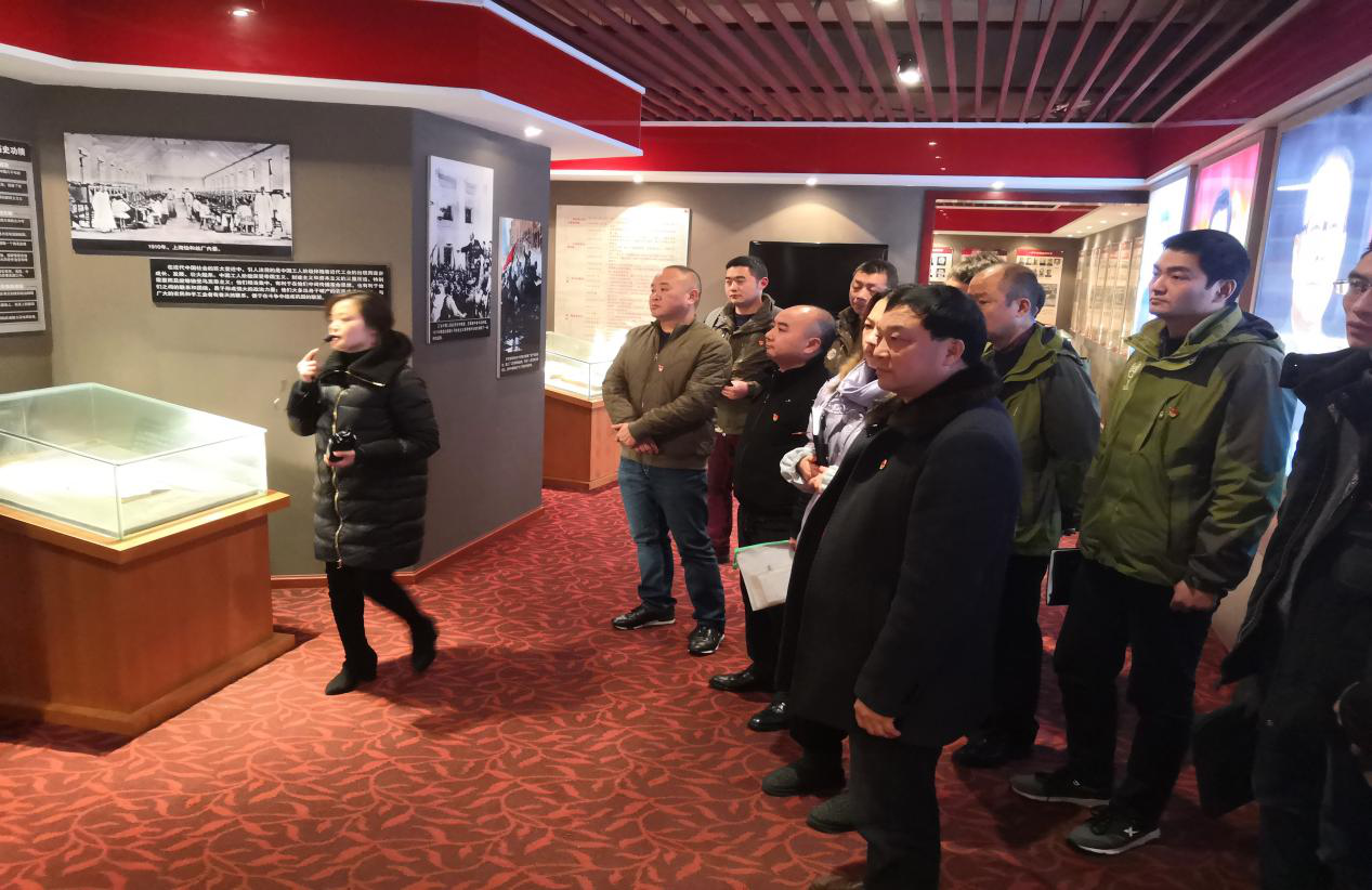 忠誠擔(dān)當(dāng)扛肩上，廉潔奉獻記心上