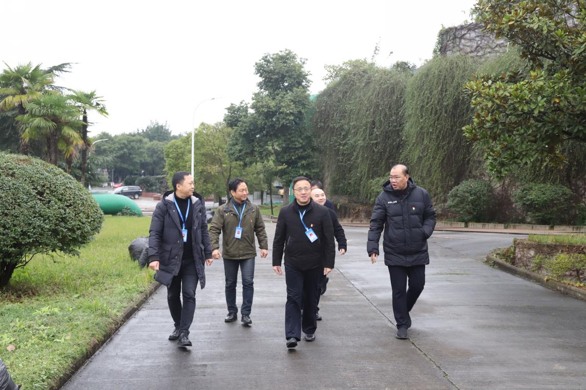 集團(tuán)公司黨委書(shū)記、董事長(zhǎng)周燕賓率隊(duì)督查水廠安全生產(chǎn)工作