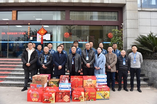 集團(tuán)公司黨委書(shū)記、董事長(zhǎng)周燕賓一行看望慰問(wèn)臨港公司一線員工