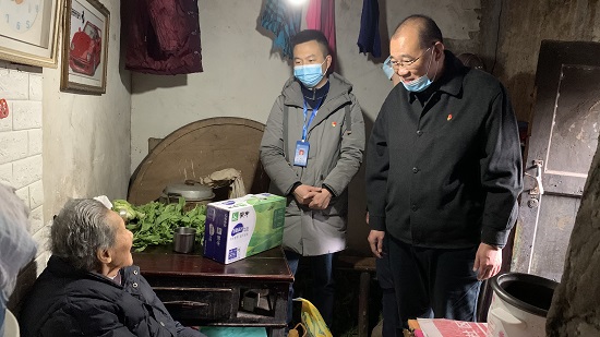 集團(tuán)公司慰問“雙包雙?！鄙鐓^(qū)困難群眾