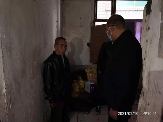 集團(tuán)公司慰問“雙包雙?！鄙鐓^(qū)困難群眾