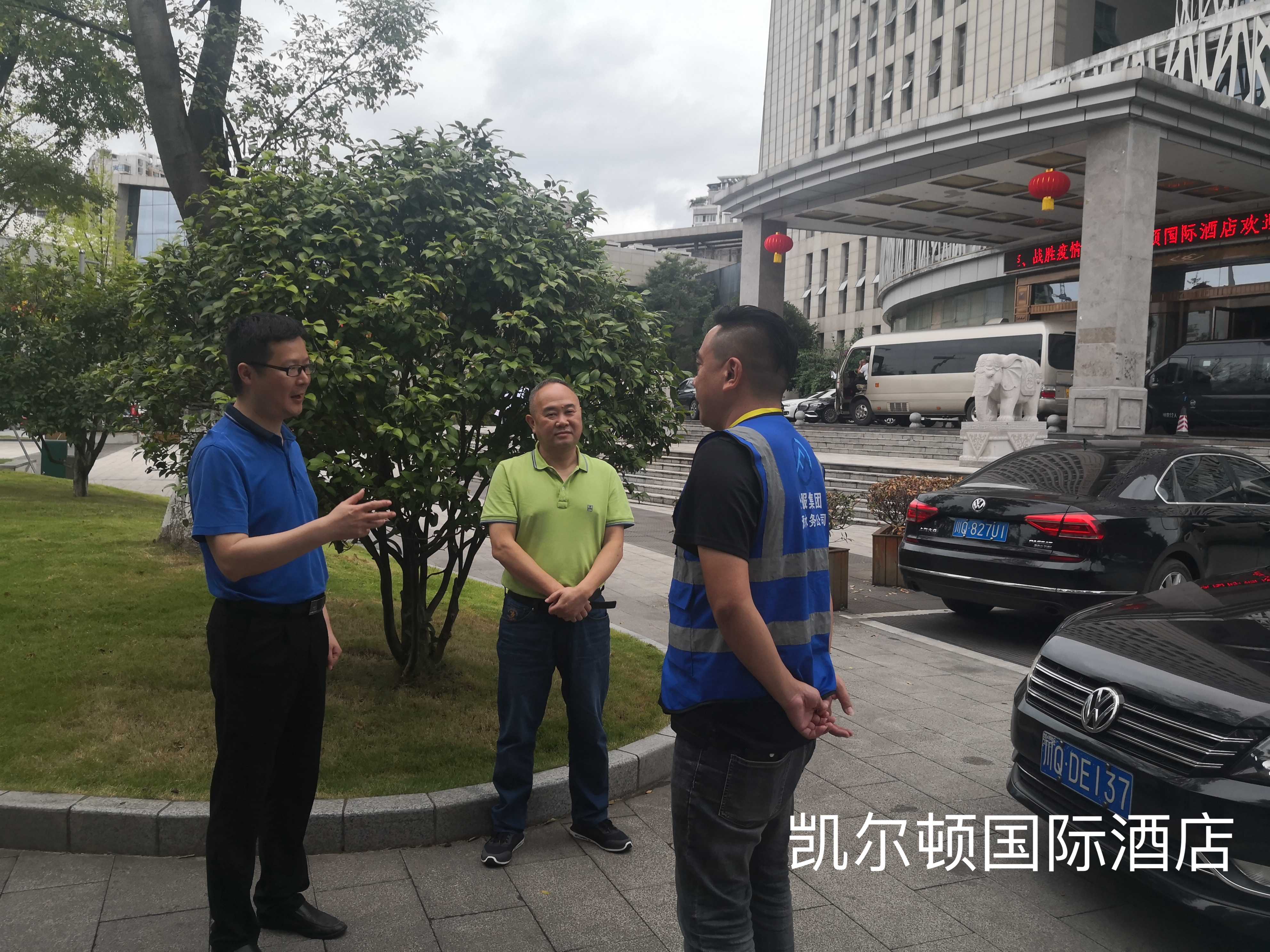 公服集團(tuán)黨委委員、監(jiān)事會(huì)主席周威看望動(dòng)力電池大會(huì)各保障點(diǎn)一線員工