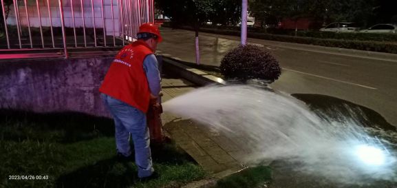 深夜集中管網(wǎng)沖洗，保障安全優(yōu)質供水