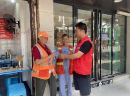 投資公司支部開展“夏日送清涼，慰問一線環(huán)衛(wèi)工人” 主題黨日活動