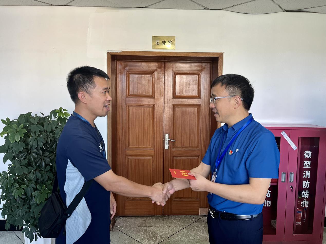 清源水務(wù)公司黨委開展2024年“八一” 走訪慰問(wèn)活動(dòng)